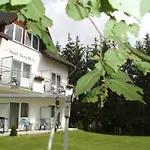 Land-gut-hotel Burgblick מלון